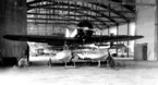 Flygplan Lockheed 8 Sirius ''Tingmissartoq' står i en hangar vid Charles Lindberghs besök på F 2 Hägernäs i september 1933.