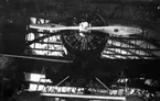 Närbild av motor på Charles Lindberghs flygplan Lockheed 8 Sirius ''Tingmissartoq' inne i en hangar på F 2 Hägernäs vid Lindberghs besök den i september 1933. Vy från nosparti.