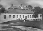 Skogaholms Herrgård, envånings herrgårdsbyggnad med säteritak. Flyttades till Skansen, Stockholm, 1931.
Kopia från foto av Intendent Alf Vikström.