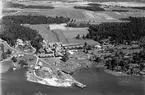 Flygfoto över Harge Bruk, fabriksbyggnader, bostadshus.
Bilden tagen för vykort.
Förlag: A. Carlsson, Hammar.