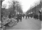 Hindersmässan på Kungsgatan, marknad.
Stånd med korgar och träslöjd. Människor.