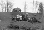 Envånings bostadshus med brutet tak, familjegrupp 7 personer framför huset.
Knut Albin Blyckert
Kvinnan som står är Carolina Mathilda Schöllin (Sam Lindskogs moster), född 1860, gift med Knut Albin Blyckert.