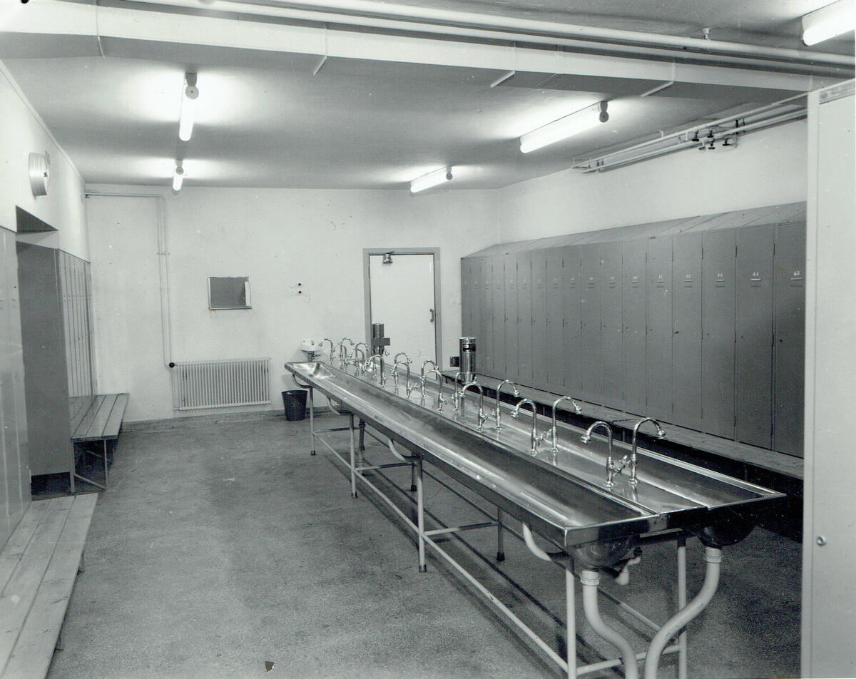 Interiøret i Grefsen vognhall. Bildeserien viser kantine, skolesal, spisesal og vaskerom for arbeiderne