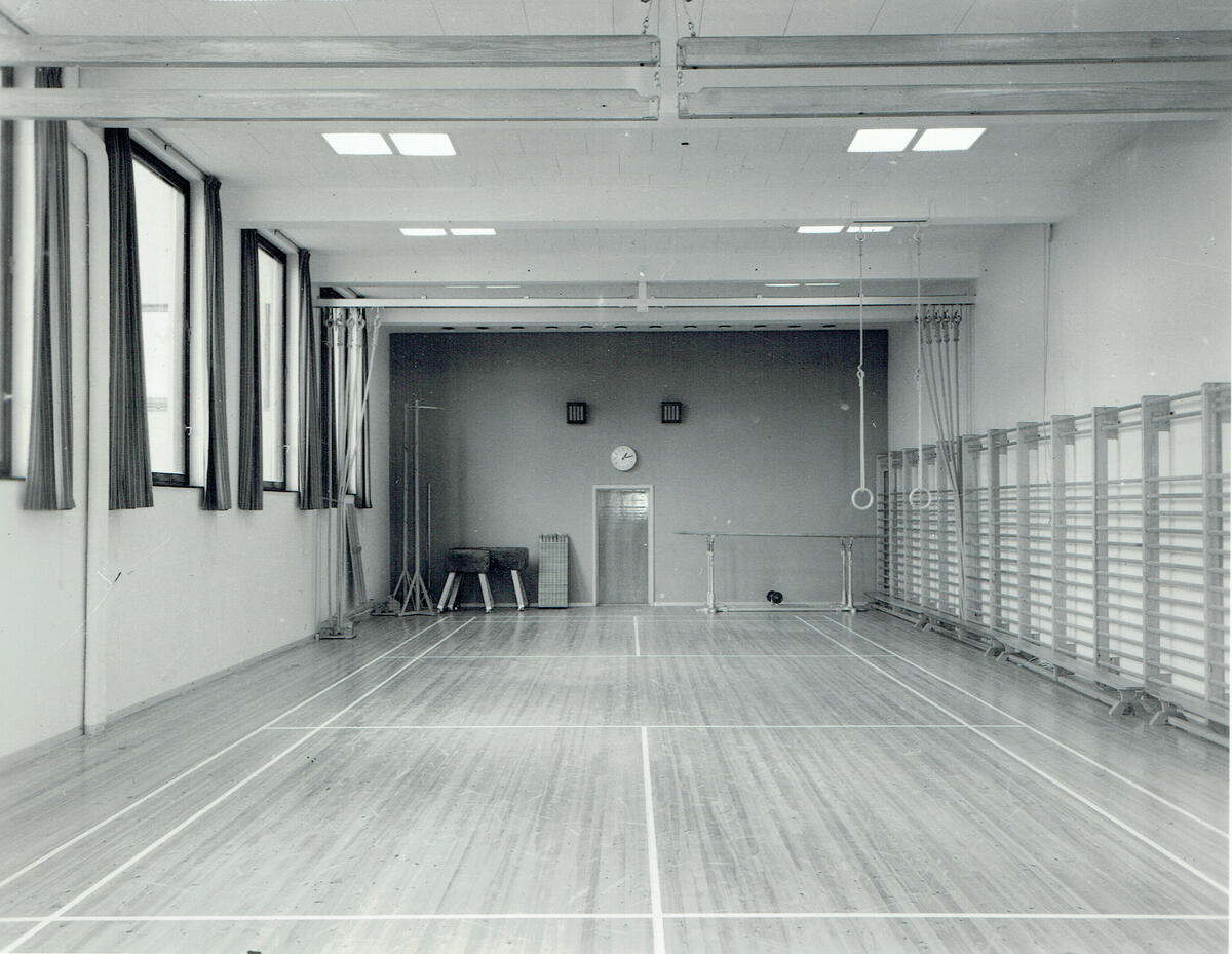 Interiøret i Grefsen vognhall. Bildeserien viser kantine, skolesal, spisesal og vaskerom for arbeiderne
