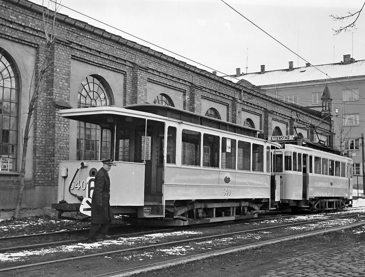 Oslo Sporveier, bred Siemens-vogn med nr. 640 og Brill med nr. 155 på linje 6. Settes ut en siste runde i 1966.