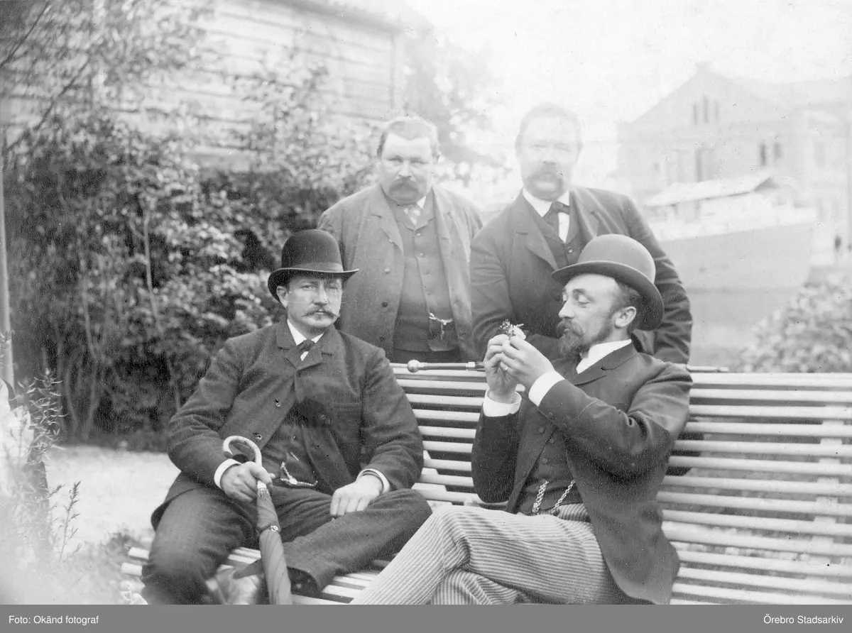Män vid parkbänk

Från vänster: C G Widlund, P J Nordstrand, J F Ruhlin, J Johansson.