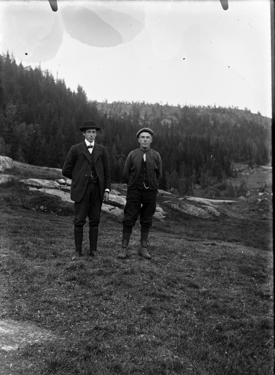 Portrett av to menn med skog og fjell i bakgrunnen. Johannes Grorud til høyre? (f.1891)

Fotosamling etter fotograf og skogsarbeider Ole Romsdalen (f. 23.02.1893).