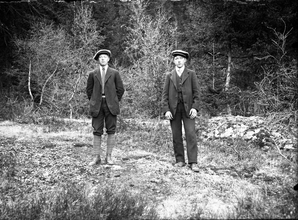 Portrett av to unge menn.

Fotosamling etter fotograf og skogsarbeider Ole Romsdalen (f. 23.02.1893).