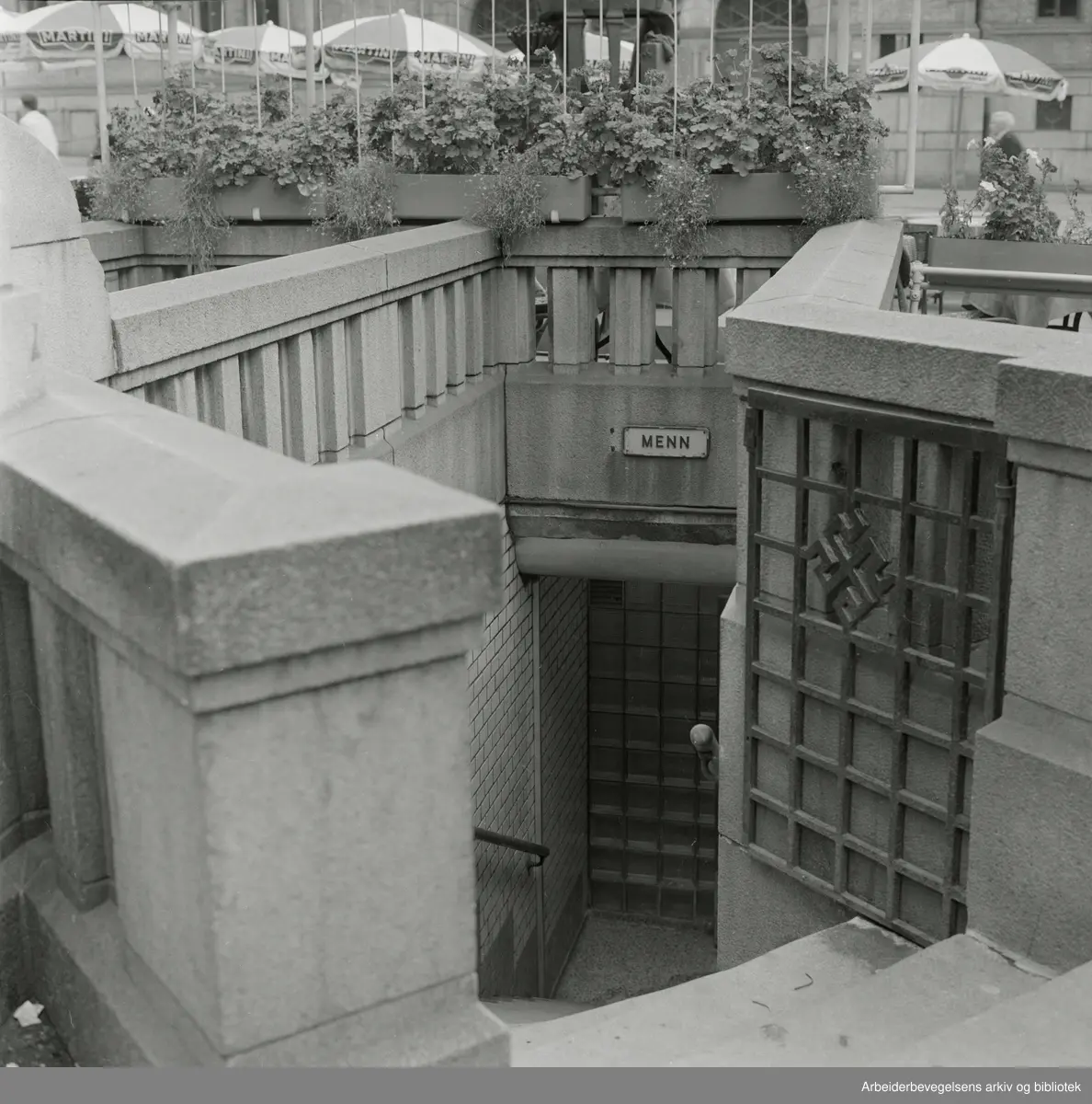 Stortings plass. Tostrups uteservering, populært kalt «Dasslokket» med nedgang til det offentlige, underjordiske toalettet under plassen. September 1966.