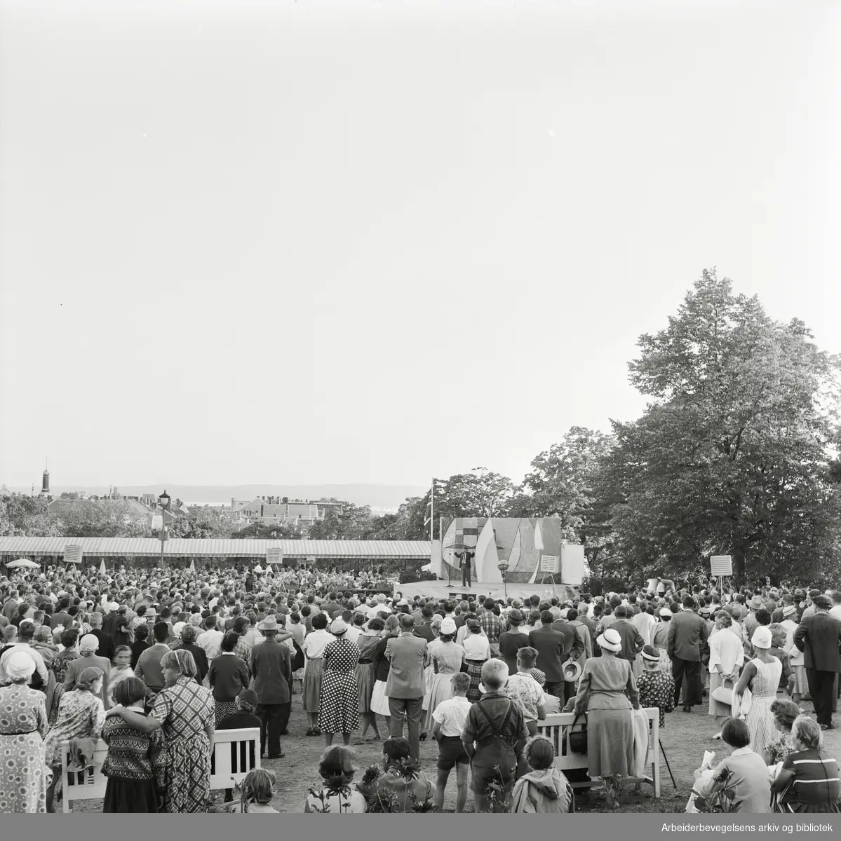 Oslo kommunes parkkvelder: "Park non stop show". Publikum. August 1959..