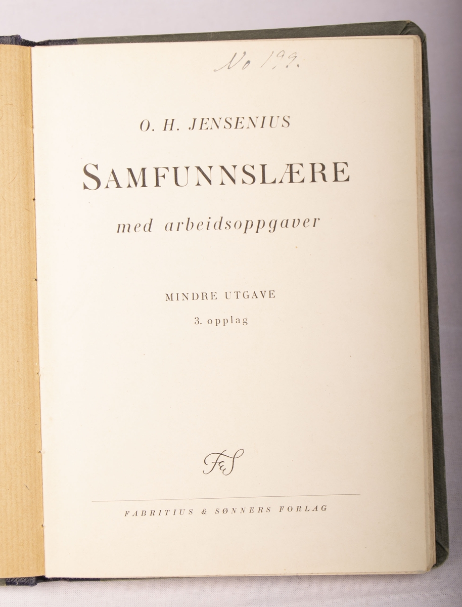 Boka er rektangulær og bundet inn av bokbinder. Stive permer av papp. Blå rygg av bomull i lerretsbinding. Grønn farge på permene. Tekst i gull trykt på ryggen. Papir med rutemønster på permen inne i boka. Inneholder 104 sider med tekst. Forfatter er O. H. Jensenius.