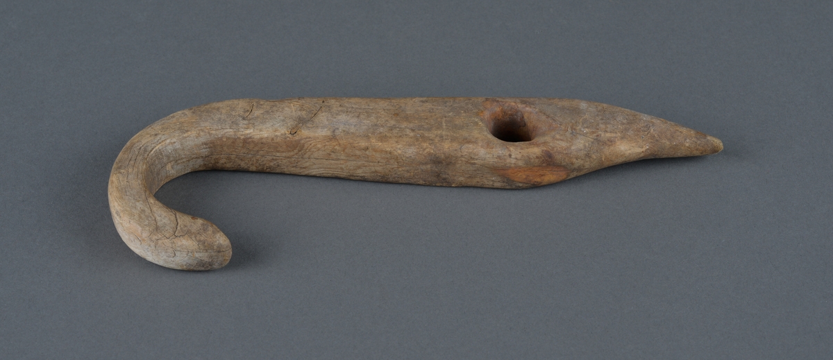 Form: Trekrok med hull.
Krok til bruk på gammelt vasstre (børtre).