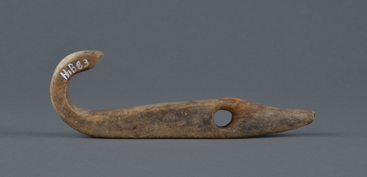 Form: Trekrok med hull.
Krok til bruk på gammelt vasstre (børtre).