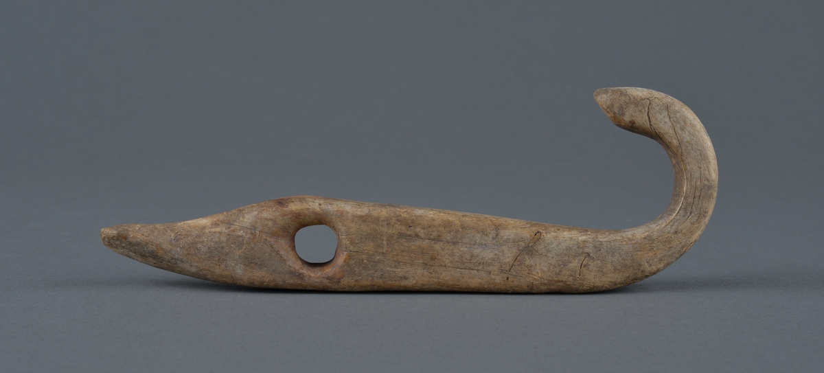 Form: Trekrok med hull.
Krok til bruk på gammelt vasstre (børtre).