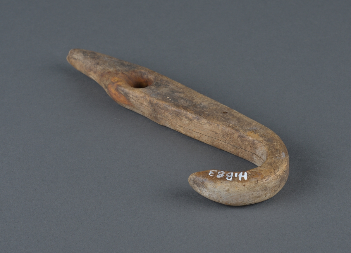 Form: Trekrok med hull.
Krok til bruk på gammelt vasstre (børtre).