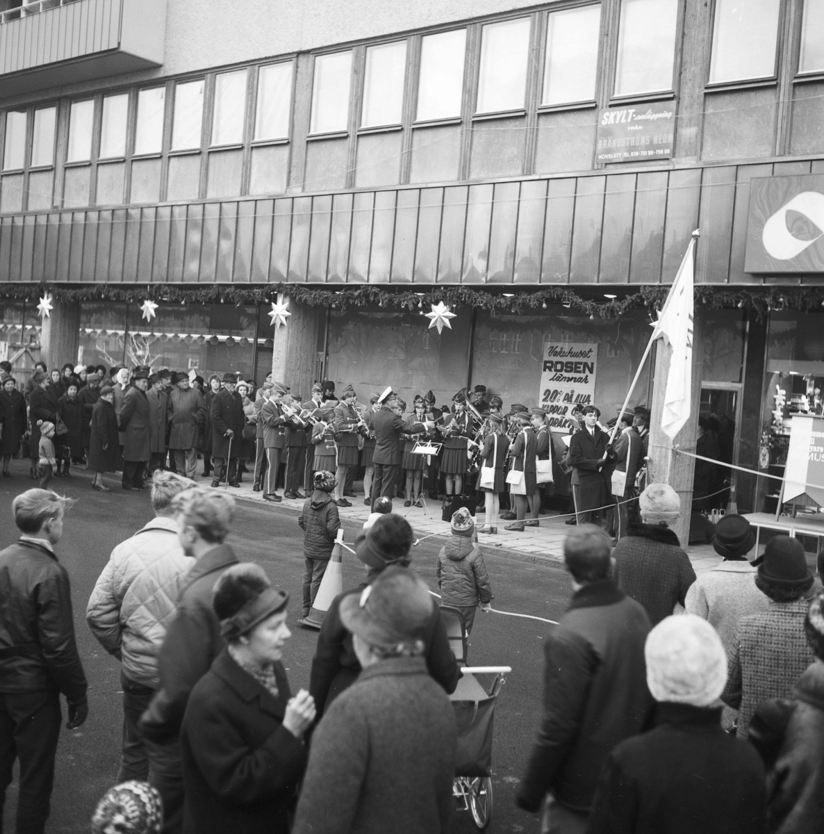 En ungmusikkår underhåller vid invigningen av det nya Domus varuhuset på Kungsgatan i Huskvarna år 1966, nuvarande Rosengallerian.