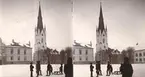 Steroeofotografi som med stereoskop möjliggör återgivning av motivet tredimensionellt. Vy över Borggården i Linköping med från vänster välbekanta slottet, domkyrkan och stadens läroverk. Tiden är omkring 1890.