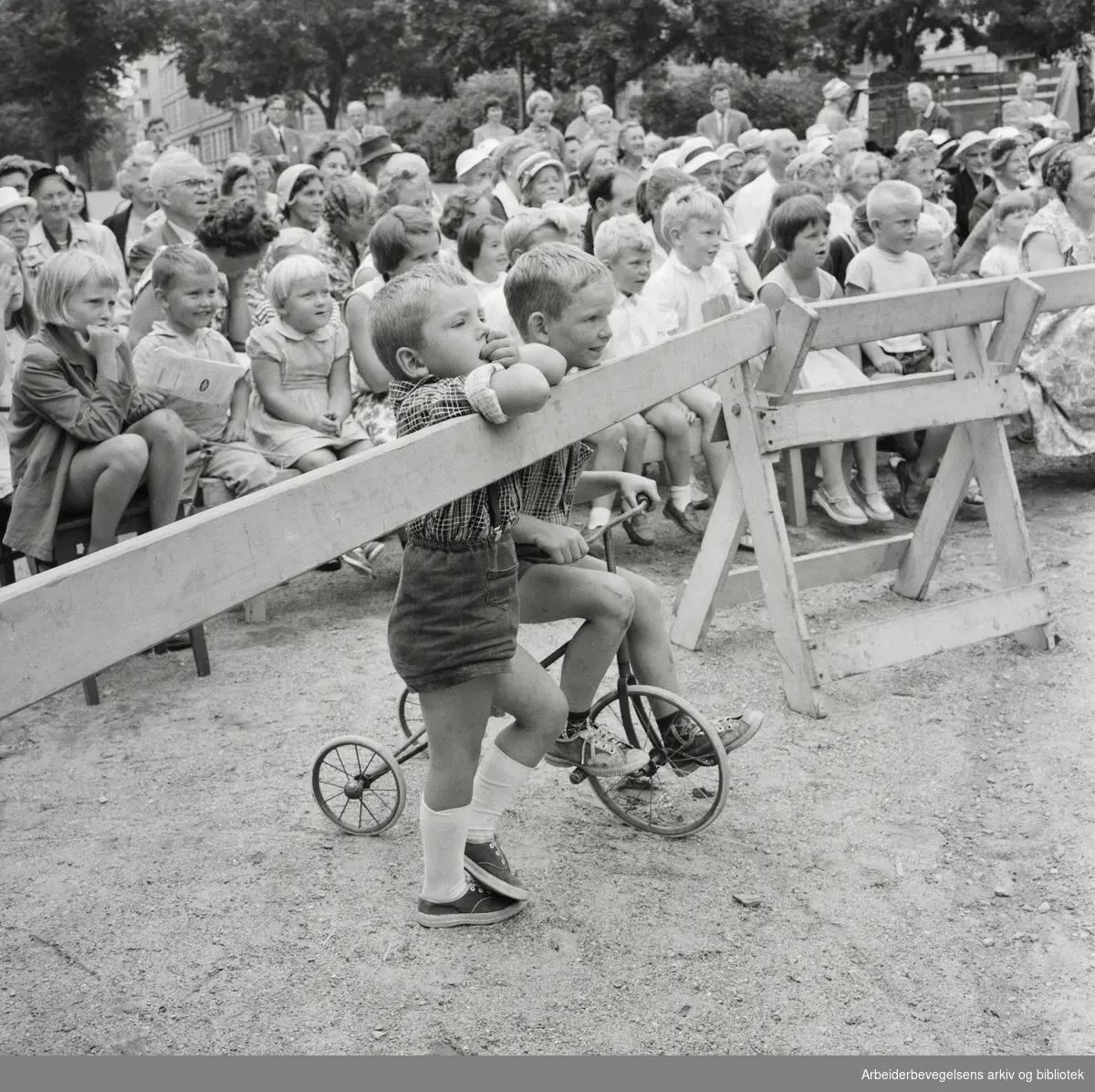 Oslo kommunes parkkvelder. Julian Strøms dukketeater viser "Mikko-Matti og vennene hans" på Vestkanttorget 1. August 1960.