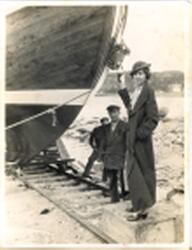 "Voilá IV sjösätts. fru Christiansson, Göteborg. Carl Anders