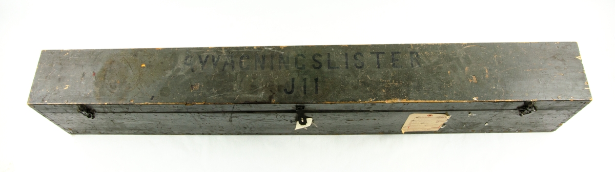 Avvägningslist tillhörandes flygplanstyp J 11. Förvarat i en mörkbrun, långsmal trälåda. Lådan är märkt med: "AVVÄGNINGSLISTER J11" i svart färg på ovansidan.

Innehåll enligt lådans innehållsförteckning:

5 st. Avvägningslistor för fpl. J11
1 st. Sänklod med lina
1 st. Vattenpass "Stanley" nr. 1093

5/9-42.