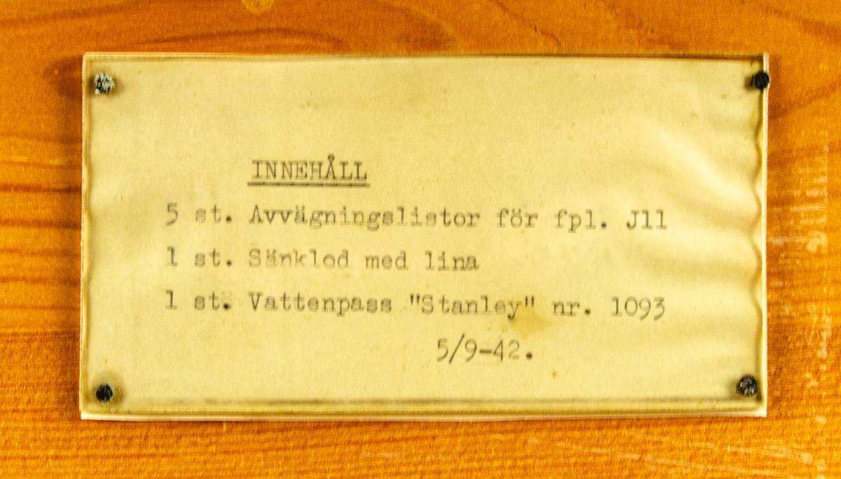 Avvägningslist tillhörandes flygplanstyp J 11. Förvarat i en mörkbrun, långsmal trälåda. Lådan är märkt med: "AVVÄGNINGSLISTER J11" i svart färg på ovansidan.

Innehåll enligt lådans innehållsförteckning:

5 st. Avvägningslistor för fpl. J11
1 st. Sänklod med lina
1 st. Vattenpass "Stanley" nr. 1093

5/9-42.