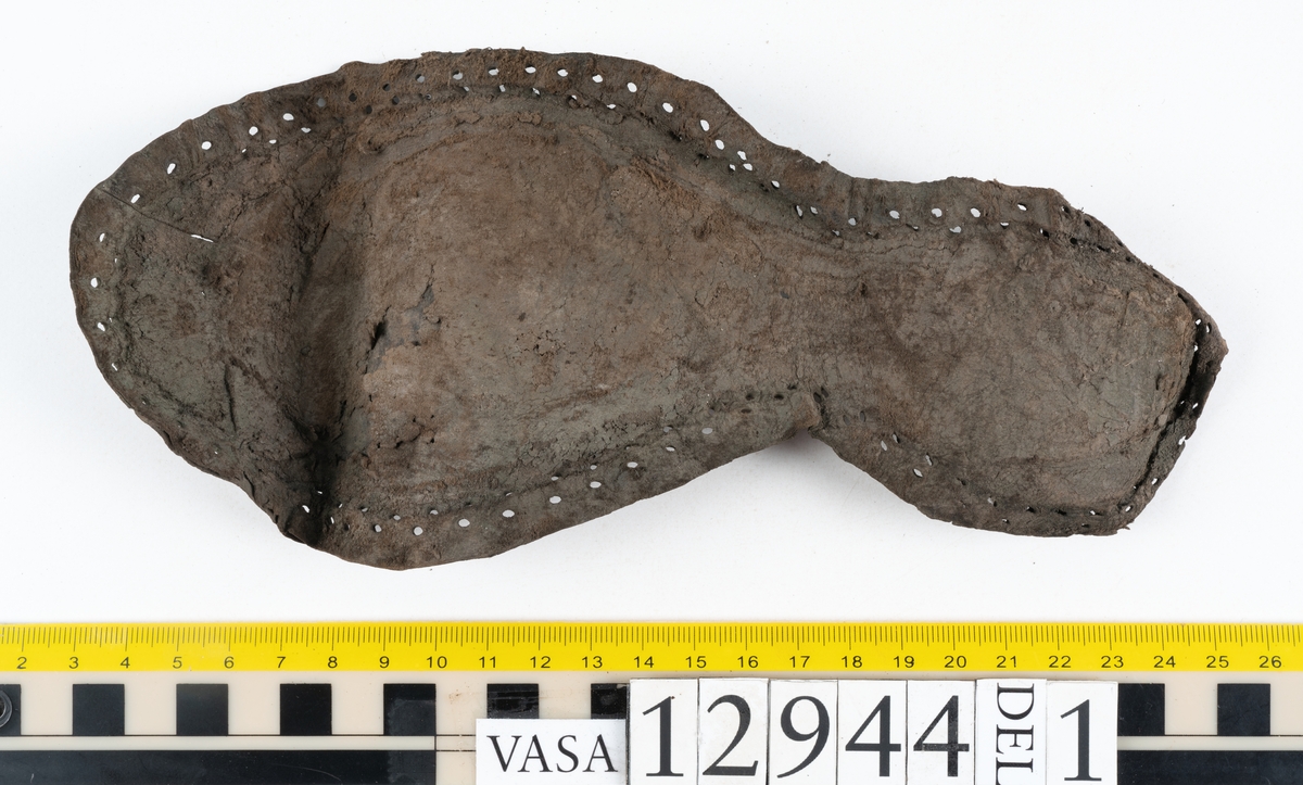 Ett 110-tal delar och fragment till sko: sulor, delar från klack, inlägg, ovanläder, slejf, ett näverfragment mm. Merparten av lädret är spaltat och fragmentariskt.