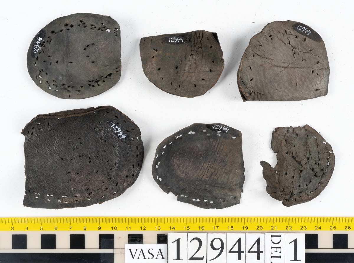 Ett 110-tal delar och fragment till sko: sulor, delar från klack, inlägg, ovanläder, slejf, ett näverfragment mm. Merparten av lädret är spaltat och fragmentariskt.