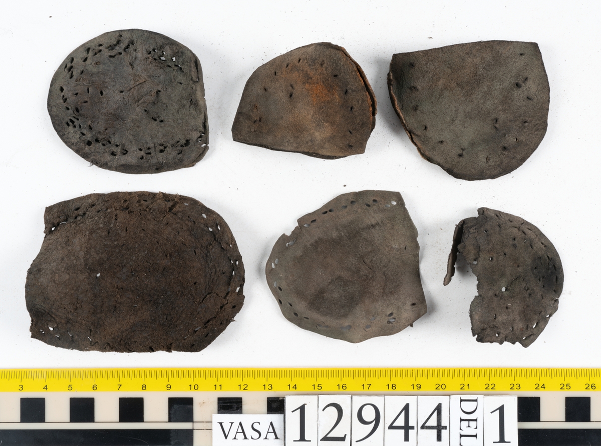Ett 110-tal delar och fragment till sko: sulor, delar från klack, inlägg, ovanläder, slejf, ett näverfragment mm. Merparten av lädret är spaltat och fragmentariskt.