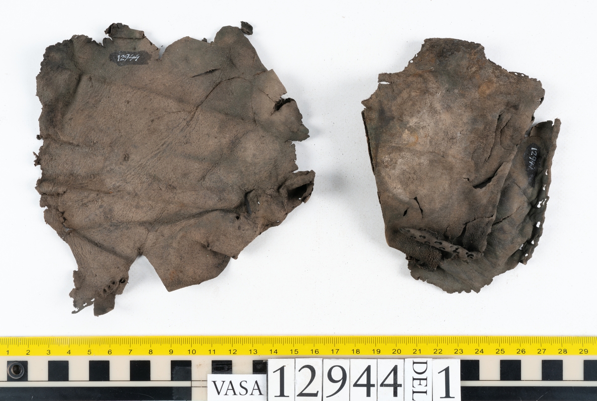 Ett 110-tal delar och fragment till sko: sulor, delar från klack, inlägg, ovanläder, slejf, ett näverfragment mm. Merparten av lädret är spaltat och fragmentariskt.