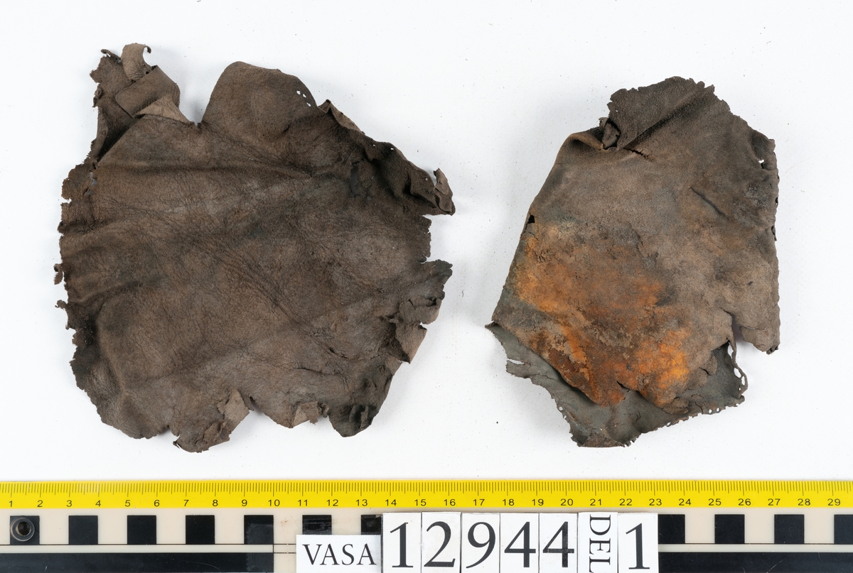 Ett 110-tal delar och fragment till sko: sulor, delar från klack, inlägg, ovanläder, slejf, ett näverfragment mm. Merparten av lädret är spaltat och fragmentariskt.