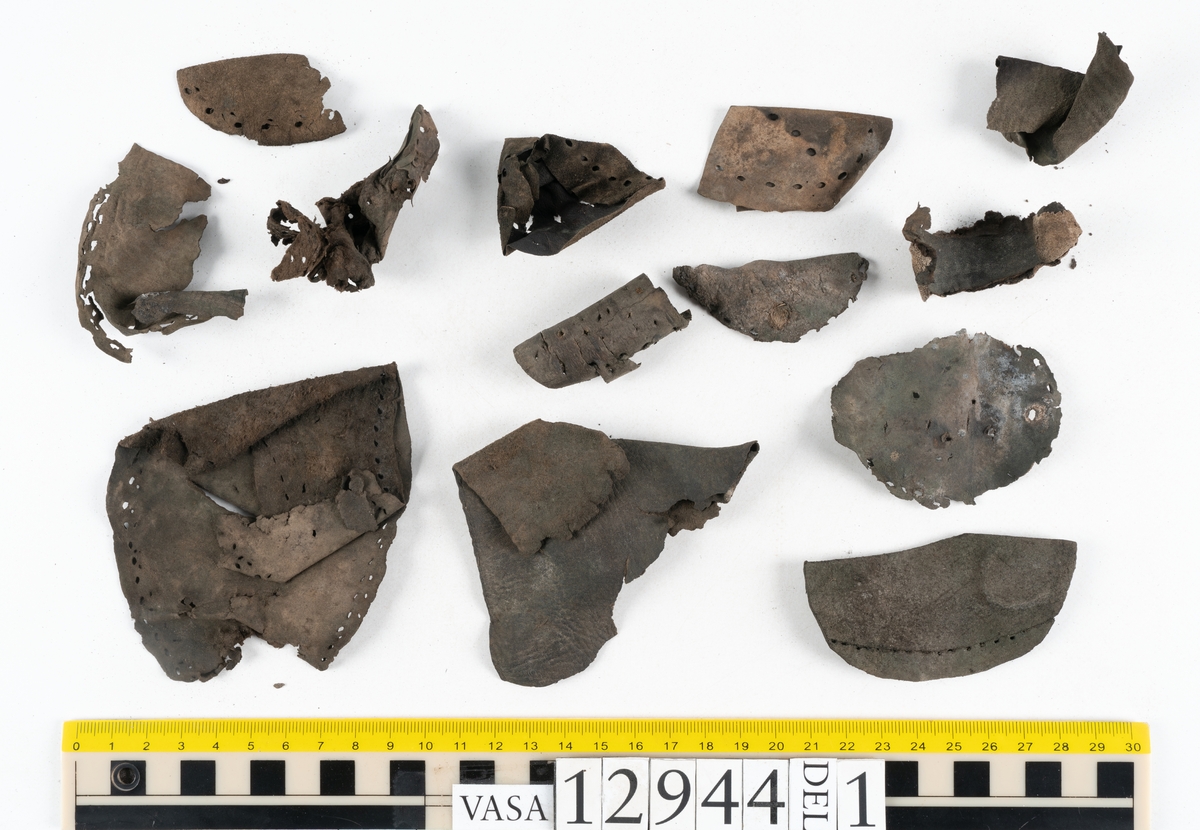 Ett 110-tal delar och fragment till sko: sulor, delar från klack, inlägg, ovanläder, slejf, ett näverfragment mm. Merparten av lädret är spaltat och fragmentariskt.