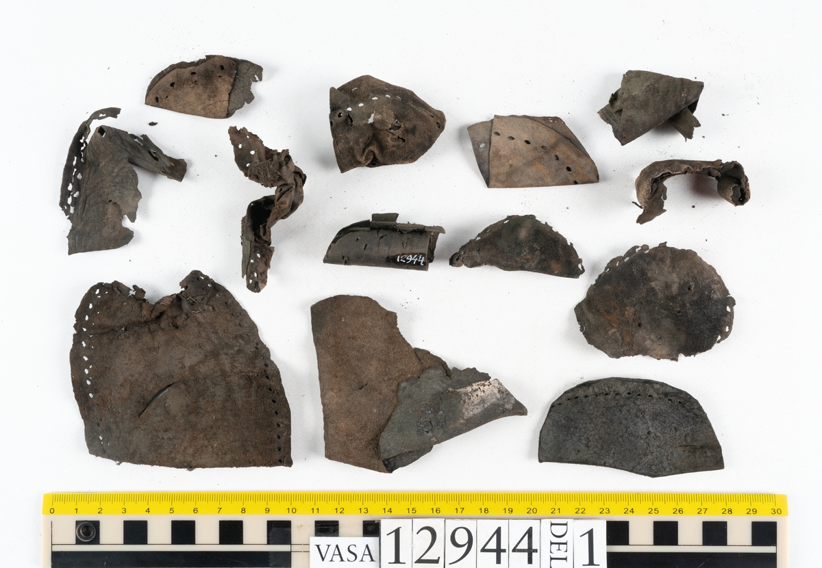 Ett 110-tal delar och fragment till sko: sulor, delar från klack, inlägg, ovanläder, slejf, ett näverfragment mm. Merparten av lädret är spaltat och fragmentariskt.