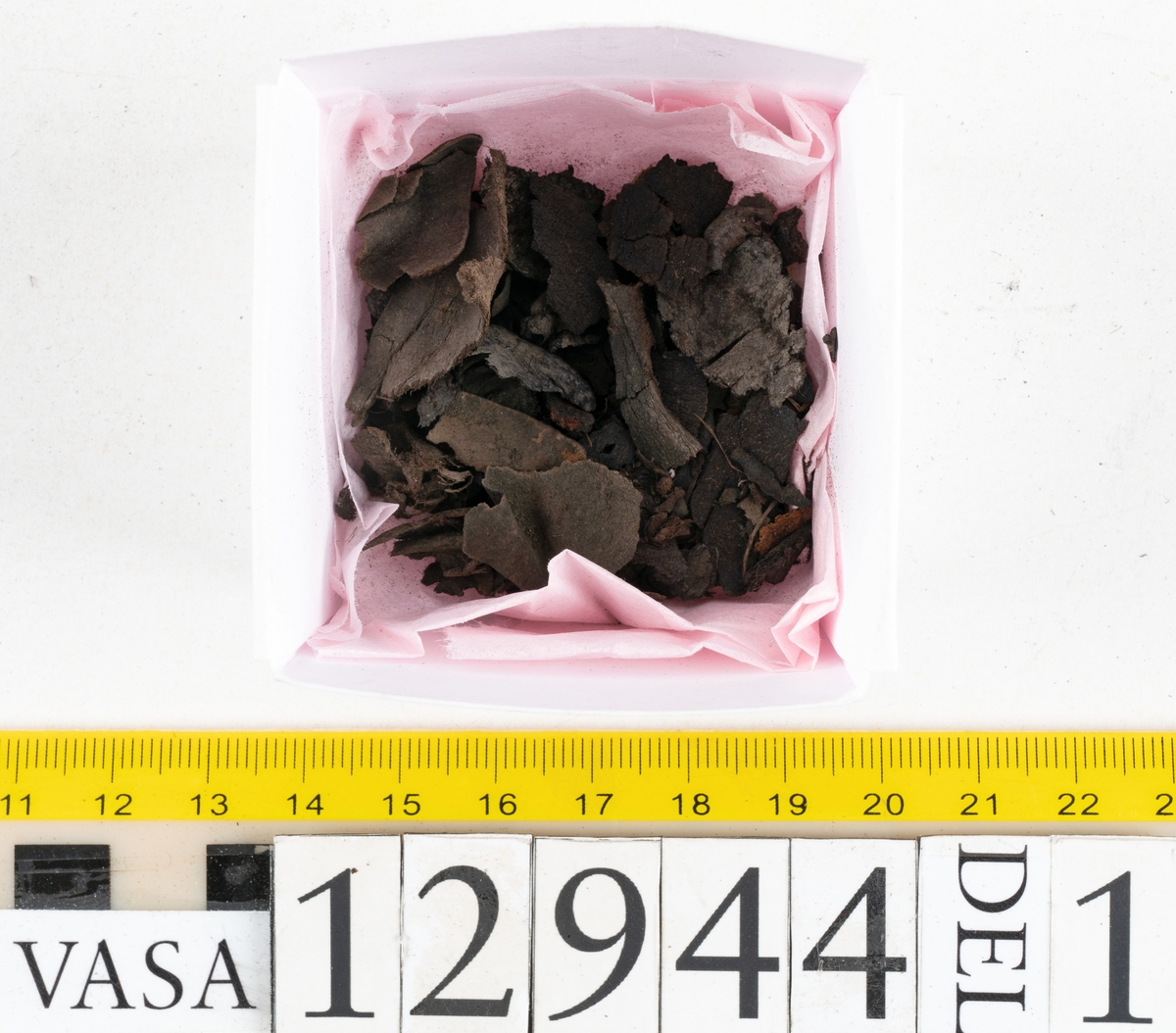 Ett 110-tal delar och fragment till sko: sulor, delar från klack, inlägg, ovanläder, slejf, ett näverfragment mm. Merparten av lädret är spaltat och fragmentariskt.