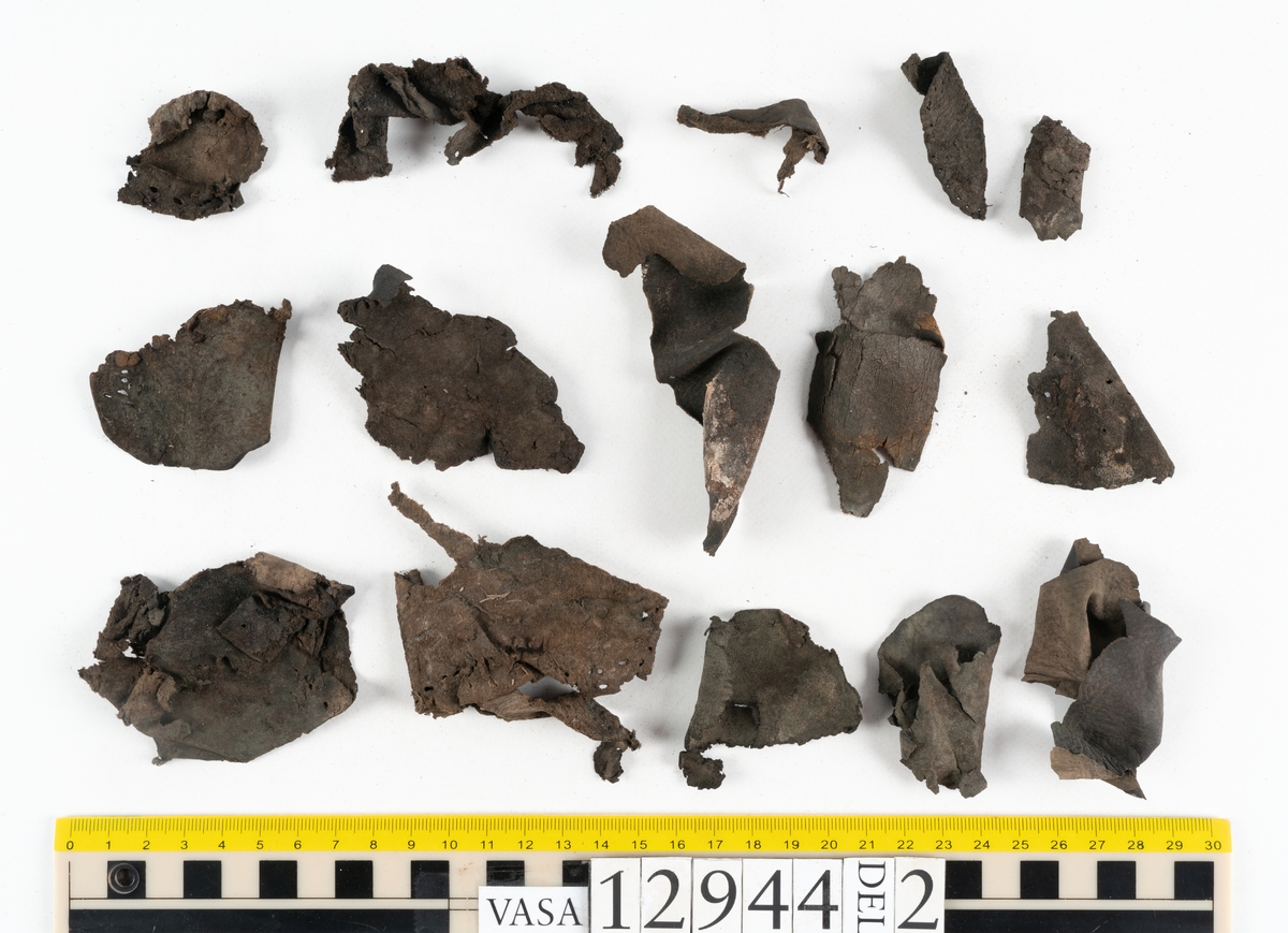Ett 110-tal delar och fragment till sko: sulor, delar från klack, inlägg, ovanläder, slejf, ett näverfragment mm. Merparten av lädret är spaltat och fragmentariskt.