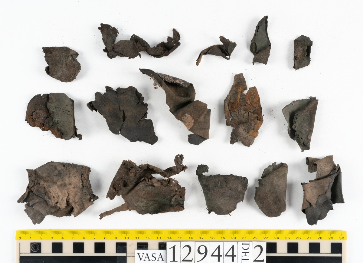 Ett 110-tal delar och fragment till sko: sulor, delar från klack, inlägg, ovanläder, slejf, ett näverfragment mm. Merparten av lädret är spaltat och fragmentariskt.