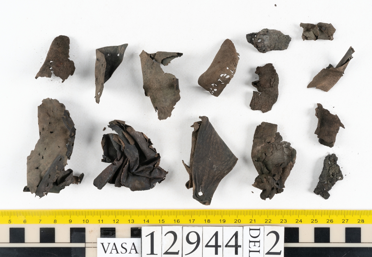 Ett 110-tal delar och fragment till sko: sulor, delar från klack, inlägg, ovanläder, slejf, ett näverfragment mm. Merparten av lädret är spaltat och fragmentariskt.