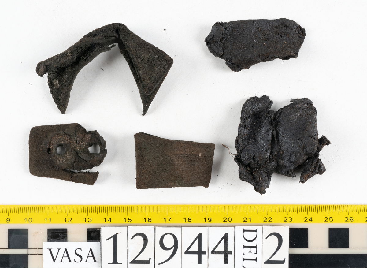 Ett 110-tal delar och fragment till sko: sulor, delar från klack, inlägg, ovanläder, slejf, ett näverfragment mm. Merparten av lädret är spaltat och fragmentariskt.