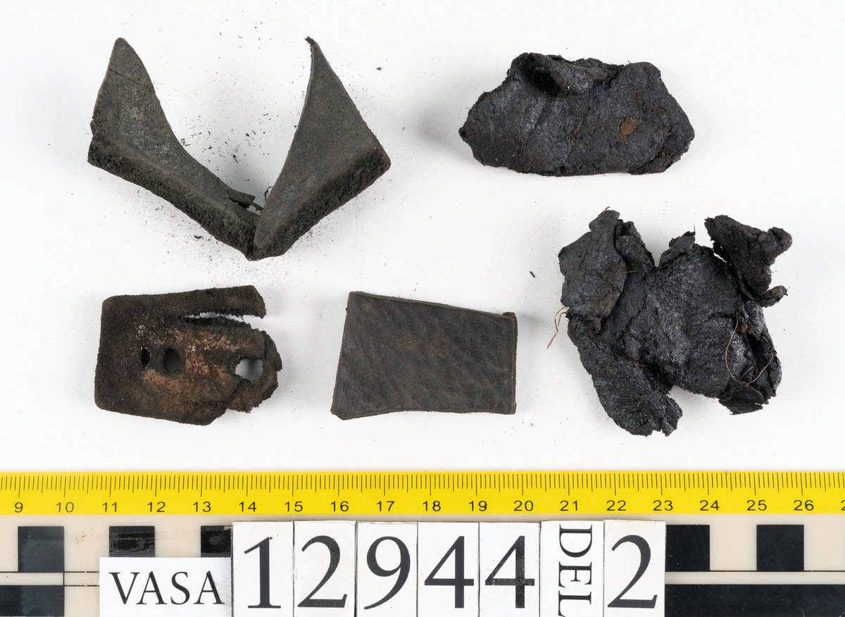 Ett 110-tal delar och fragment till sko: sulor, delar från klack, inlägg, ovanläder, slejf, ett näverfragment mm. Merparten av lädret är spaltat och fragmentariskt.