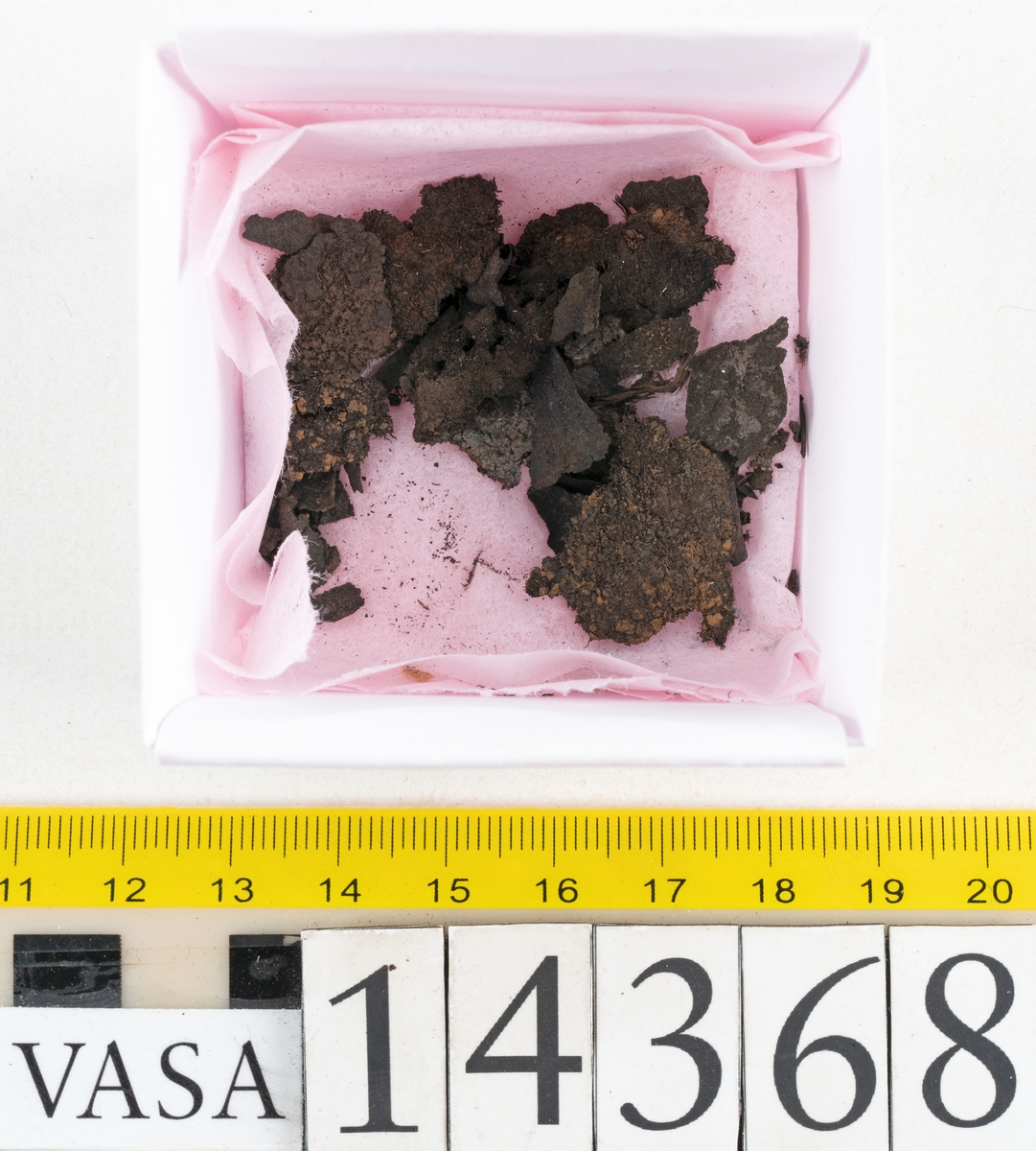 Dokumentation 1996:
Delar av sko: skobotten samt ett trettiotal fragment av ovanläder, holtrand m m.
Skobottnen består av tre sulor, holtrand och sex klacklappar. Mellan två av sulorna sitter klacklapparna fästade. En del av bakkappan sitter fästad vid bottnen.  Bottnen har kvarsittande tråd och vid hälpartiet finns kvarsittande skopligg.

Dokumentation 2022:
Skobotten till en randsko. Tillverkad i läder, med en läderklack. Skapades på en rak läst och bars på vänster fot. Inga dekorationer. Mittensulorna är delaminerade och är skurna längst med deras mittenpunkt. Randen är intakt och tå-delen är unik. 
För mer information, se Uppritning under Länkade filer.

Text in english:
This is the bottom unit of a shoe, made of leather, randed construction with a spring heel, made on a straight last and worn on the left foot, with no decorative features. The two midsoles are heavily delaminated and there is a slice along the centre of the sole. The rand is intact, and the toe wear is unique.
For more information, go to Länkade filer: Uppritning