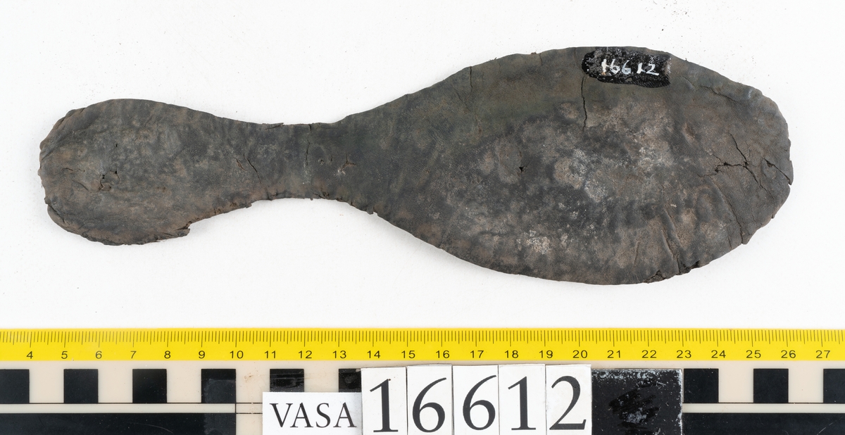 Delar och fragment av två skobottnar till höger- och vänstersko. Totalt 18 delar och fragment.
Sju sulor med kvarsittande tråd. Sulornas längd varierar mellan 220-230 mm, största bredden varierar mellan 65-75 mm, minsta bredden mellan 25-35 mm och hälbredden mellan 45-50 mm. Lädret till sulorna är kraftigt.
Klackar 16612 samt 16612:1 består av vardera fem klacklappar med kvarsittandskopligg. Klacklapparna är spaltade. I materialet finns en löst liggande klacklapp som tillhör klack 16621:1.
Tre delar holtrand med kvarsittande tråd.
Tre fragment från skobotten.