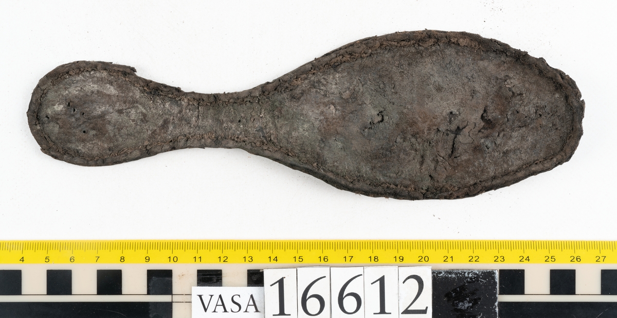 Delar och fragment av två skobottnar till höger- och vänstersko. Totalt 18 delar och fragment.
Sju sulor med kvarsittande tråd. Sulornas längd varierar mellan 220-230 mm, största bredden varierar mellan 65-75 mm, minsta bredden mellan 25-35 mm och hälbredden mellan 45-50 mm. Lädret till sulorna är kraftigt.
Klackar 16612 samt 16612:1 består av vardera fem klacklappar med kvarsittandskopligg. Klacklapparna är spaltade. I materialet finns en löst liggande klacklapp som tillhör klack 16621:1.
Tre delar holtrand med kvarsittande tråd.
Tre fragment från skobotten.