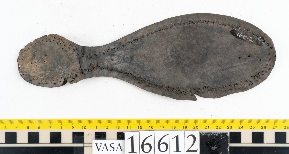 Delar och fragment av två skobottnar till höger- och vänstersko. Totalt 18 delar och fragment.
Sju sulor med kvarsittande tråd. Sulornas längd varierar mellan 220-230 mm, största bredden varierar mellan 65-75 mm, minsta bredden mellan 25-35 mm och hälbredden mellan 45-50 mm. Lädret till sulorna är kraftigt.
Klackar 16612 samt 16612:1 består av vardera fem klacklappar med kvarsittandskopligg. Klacklapparna är spaltade. I materialet finns en löst liggande klacklapp som tillhör klack 16621:1.
Tre delar holtrand med kvarsittande tråd.
Tre fragment från skobotten.