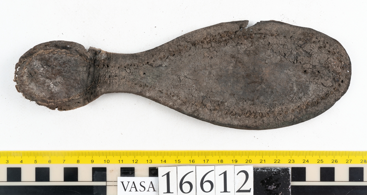 Delar och fragment av två skobottnar till höger- och vänstersko. Totalt 18 delar och fragment.
Sju sulor med kvarsittande tråd. Sulornas längd varierar mellan 220-230 mm, största bredden varierar mellan 65-75 mm, minsta bredden mellan 25-35 mm och hälbredden mellan 45-50 mm. Lädret till sulorna är kraftigt.
Klackar 16612 samt 16612:1 består av vardera fem klacklappar med kvarsittandskopligg. Klacklapparna är spaltade. I materialet finns en löst liggande klacklapp som tillhör klack 16621:1.
Tre delar holtrand med kvarsittande tråd.
Tre fragment från skobotten.