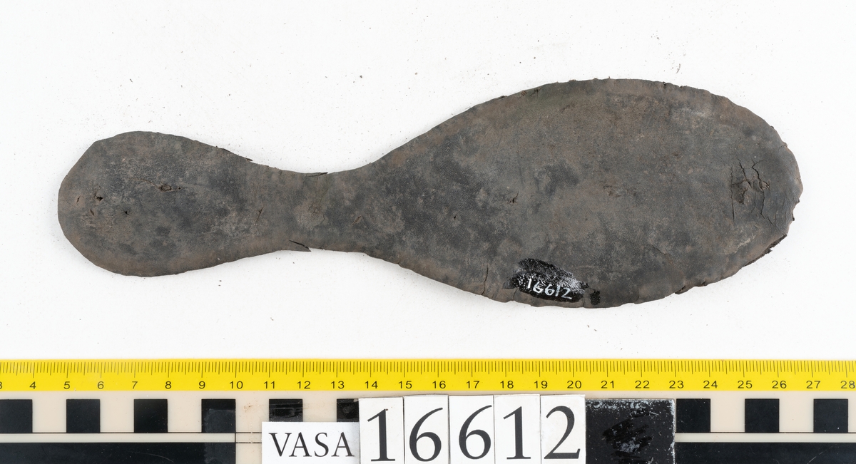 Delar och fragment av två skobottnar till höger- och vänstersko. Totalt 18 delar och fragment.
Sju sulor med kvarsittande tråd. Sulornas längd varierar mellan 220-230 mm, största bredden varierar mellan 65-75 mm, minsta bredden mellan 25-35 mm och hälbredden mellan 45-50 mm. Lädret till sulorna är kraftigt.
Klackar 16612 samt 16612:1 består av vardera fem klacklappar med kvarsittandskopligg. Klacklapparna är spaltade. I materialet finns en löst liggande klacklapp som tillhör klack 16621:1.
Tre delar holtrand med kvarsittande tråd.
Tre fragment från skobotten.