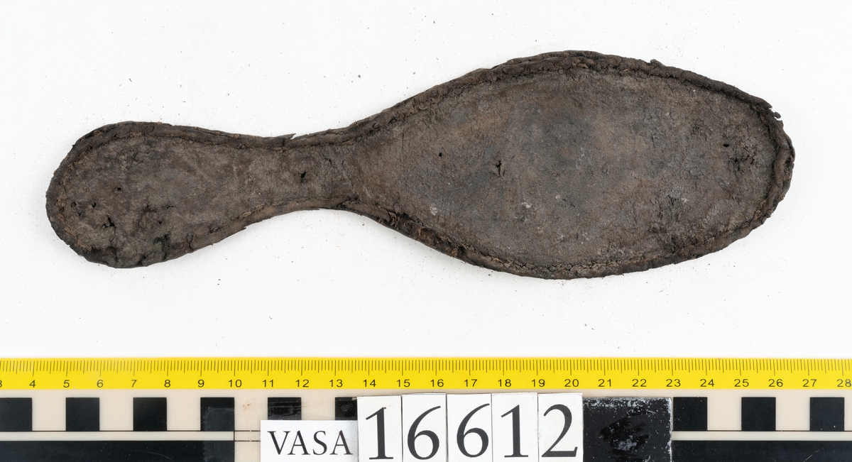 Delar och fragment av två skobottnar till höger- och vänstersko. Totalt 18 delar och fragment.
Sju sulor med kvarsittande tråd. Sulornas längd varierar mellan 220-230 mm, största bredden varierar mellan 65-75 mm, minsta bredden mellan 25-35 mm och hälbredden mellan 45-50 mm. Lädret till sulorna är kraftigt.
Klackar 16612 samt 16612:1 består av vardera fem klacklappar med kvarsittandskopligg. Klacklapparna är spaltade. I materialet finns en löst liggande klacklapp som tillhör klack 16621:1.
Tre delar holtrand med kvarsittande tråd.
Tre fragment från skobotten.