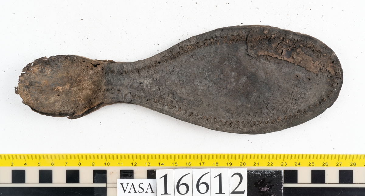 Delar och fragment av två skobottnar till höger- och vänstersko. Totalt 18 delar och fragment.
Sju sulor med kvarsittande tråd. Sulornas längd varierar mellan 220-230 mm, största bredden varierar mellan 65-75 mm, minsta bredden mellan 25-35 mm och hälbredden mellan 45-50 mm. Lädret till sulorna är kraftigt.
Klackar 16612 samt 16612:1 består av vardera fem klacklappar med kvarsittandskopligg. Klacklapparna är spaltade. I materialet finns en löst liggande klacklapp som tillhör klack 16621:1.
Tre delar holtrand med kvarsittande tråd.
Tre fragment från skobotten.