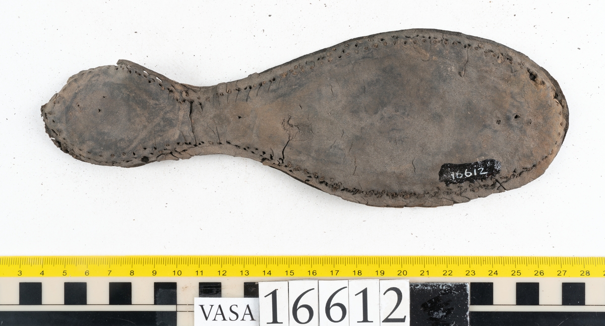 Delar och fragment av två skobottnar till höger- och vänstersko. Totalt 18 delar och fragment.
Sju sulor med kvarsittande tråd. Sulornas längd varierar mellan 220-230 mm, största bredden varierar mellan 65-75 mm, minsta bredden mellan 25-35 mm och hälbredden mellan 45-50 mm. Lädret till sulorna är kraftigt.
Klackar 16612 samt 16612:1 består av vardera fem klacklappar med kvarsittandskopligg. Klacklapparna är spaltade. I materialet finns en löst liggande klacklapp som tillhör klack 16621:1.
Tre delar holtrand med kvarsittande tråd.
Tre fragment från skobotten.