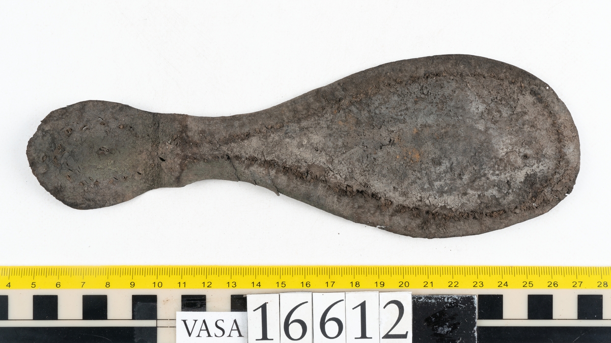 Delar och fragment av två skobottnar till höger- och vänstersko. Totalt 18 delar och fragment.
Sju sulor med kvarsittande tråd. Sulornas längd varierar mellan 220-230 mm, största bredden varierar mellan 65-75 mm, minsta bredden mellan 25-35 mm och hälbredden mellan 45-50 mm. Lädret till sulorna är kraftigt.
Klackar 16612 samt 16612:1 består av vardera fem klacklappar med kvarsittandskopligg. Klacklapparna är spaltade. I materialet finns en löst liggande klacklapp som tillhör klack 16621:1.
Tre delar holtrand med kvarsittande tråd.
Tre fragment från skobotten.