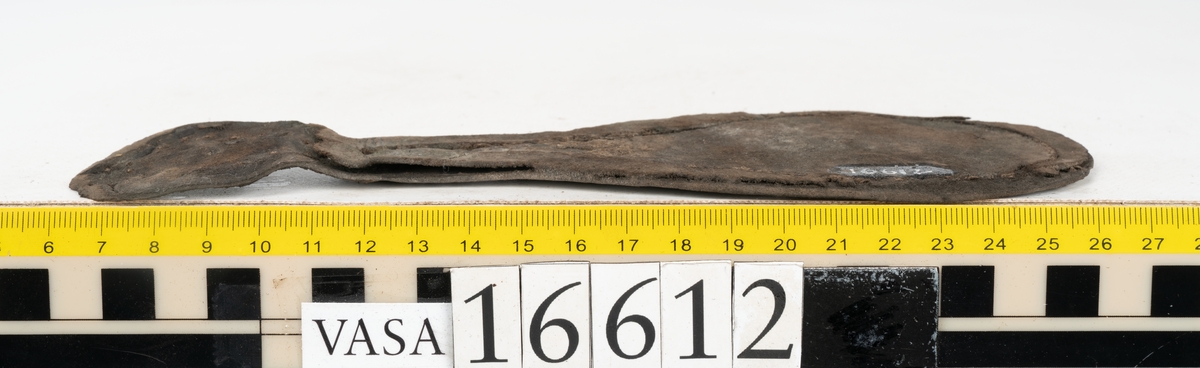 Delar och fragment av två skobottnar till höger- och vänstersko. Totalt 18 delar och fragment.
Sju sulor med kvarsittande tråd. Sulornas längd varierar mellan 220-230 mm, största bredden varierar mellan 65-75 mm, minsta bredden mellan 25-35 mm och hälbredden mellan 45-50 mm. Lädret till sulorna är kraftigt.
Klackar 16612 samt 16612:1 består av vardera fem klacklappar med kvarsittandskopligg. Klacklapparna är spaltade. I materialet finns en löst liggande klacklapp som tillhör klack 16621:1.
Tre delar holtrand med kvarsittande tråd.
Tre fragment från skobotten.