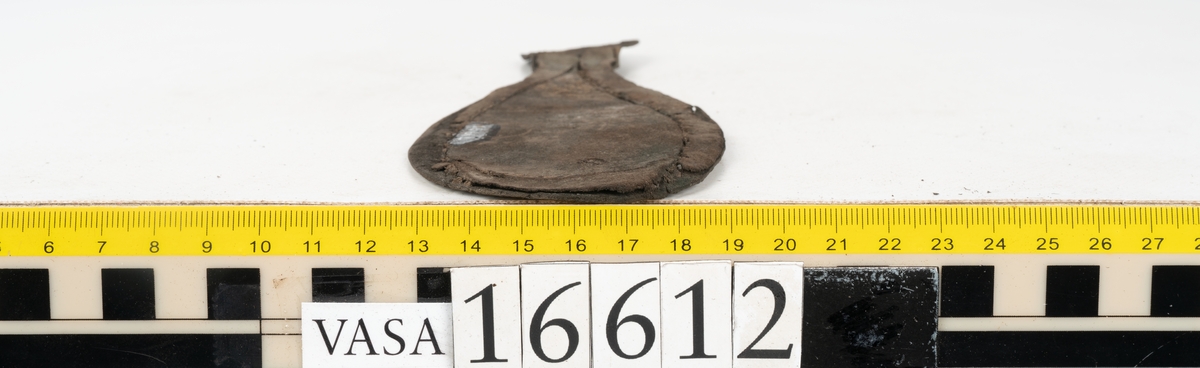 Delar och fragment av två skobottnar till höger- och vänstersko. Totalt 18 delar och fragment.
Sju sulor med kvarsittande tråd. Sulornas längd varierar mellan 220-230 mm, största bredden varierar mellan 65-75 mm, minsta bredden mellan 25-35 mm och hälbredden mellan 45-50 mm. Lädret till sulorna är kraftigt.
Klackar 16612 samt 16612:1 består av vardera fem klacklappar med kvarsittandskopligg. Klacklapparna är spaltade. I materialet finns en löst liggande klacklapp som tillhör klack 16621:1.
Tre delar holtrand med kvarsittande tråd.
Tre fragment från skobotten.